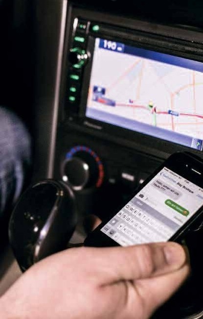 Textnachrichten während der Fahrt zu lesen und zu schreiben, lenkt besonders ab und erhöht das Unfallrisiko enorm. Fotos (2): Unfallforschung der Versicherer (UDV)