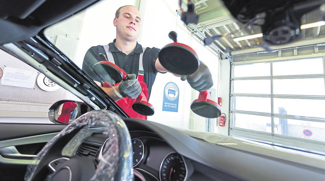 Wenn die Frontscheibe wegen eines Glasschadens getauscht werden muss, kann die Kaskoversicherung den Schaden bis auf die vereinbarte Selbstbeteiligung übernehmen. Foto: djd/ProMotor/ T.Volz Wenn die Frontscheibe wegen eines Glasschadens getauscht werden muss, kann die Kaskoversicherung den Schaden bis auf die vereinbarte Selbstbeteiligung übernehmen. Foto: djd/ProMotor/ T.Volz