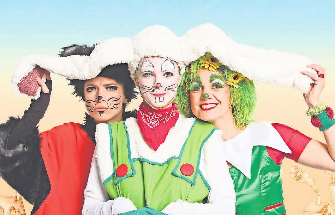 Mimmelitt (Barbara Hellmuth), umringt von Kater Leopold (Susi Wiemer, l.) und dem Moosmutzel (Olivia Winter). FOTO: UWE HAUTH Mimmelitt (Barbara Hellmuth), umringt von Kater Leopold (Susi Wiemer, l.) und dem Moosmutzel (Olivia Winter). FOTO: UWE HAUTH