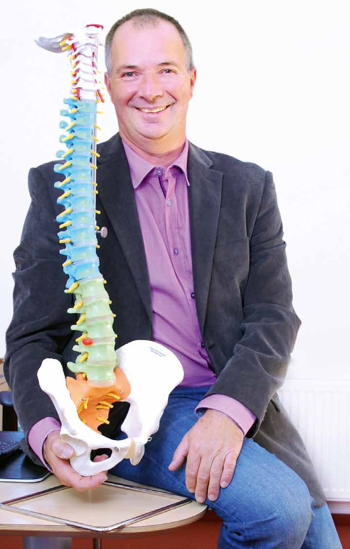 Neurochirurg Dr. Andreas Heinitz hilft in seinem Neurochirurgischen Zentrum Patienten mit Rückenleiden. Neurochirurg Dr. Andreas Heinitz hilft in seinem Neurochirurgischen Zentrum Patienten mit Rückenleiden.