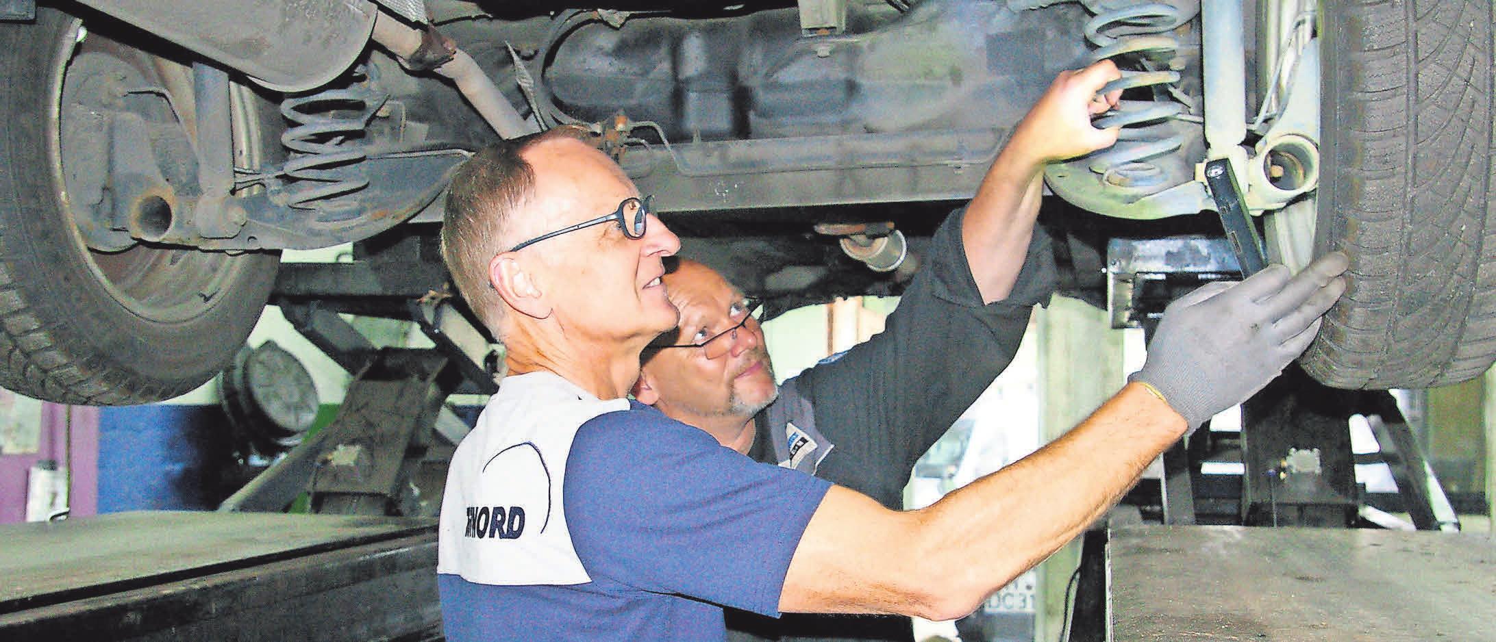 Uwe Ehrhardt vom TÜV Nord (links) und Firmenchef Torsten Bode untersuchen ein Fahrzeug. Uwe Ehrhardt vom TÜV Nord (links) und Firmenchef Torsten Bode untersuchen ein Fahrzeug.