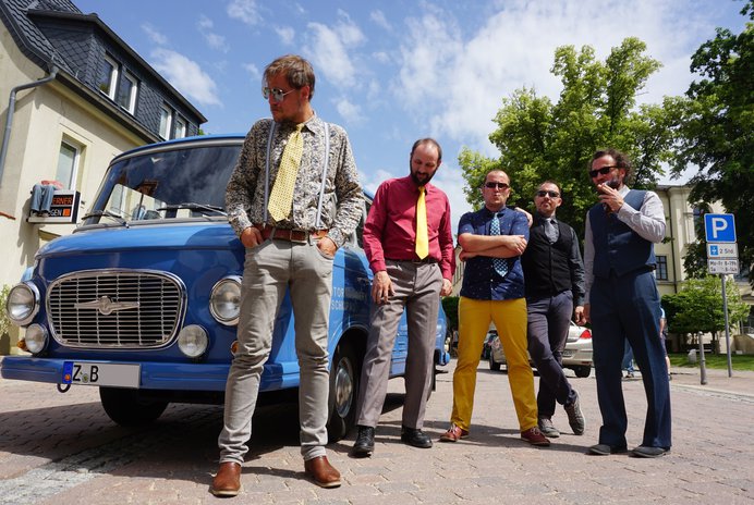 Fünf Dresdner Jungs, die musikalisch zusammen aufgewachsen sind, entdeckten zufällig ihre Leidenschaft für ostdeutsche Musik und Texte der Lieder ihrer Kindheit. FOTO: AGENTUR Fünf Dresdner Jungs, die musikalisch zusammen aufgewachsen sind, entdeckten zufällig ihre Leidenschaft für ostdeutsche Musik und Texte der Lieder ihrer Kindheit. FOTO: AGENTUR