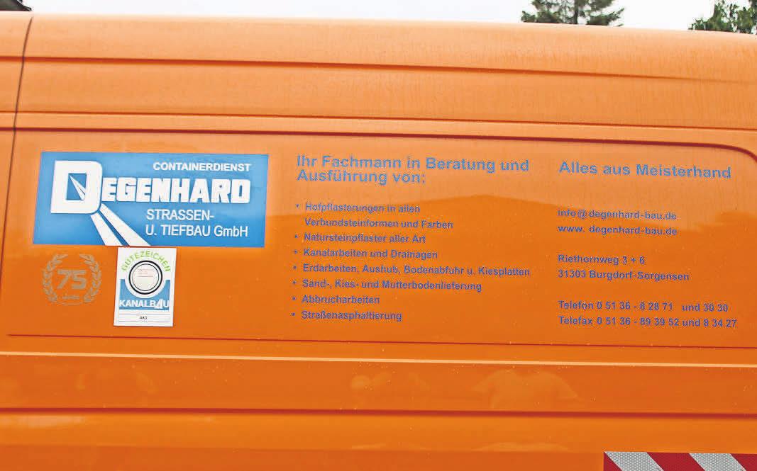 Die goldene 75 ist optisch präsent auf dem Firmenwagen angebracht Die goldene 75 ist optisch präsent auf dem Firmenwagen angebracht