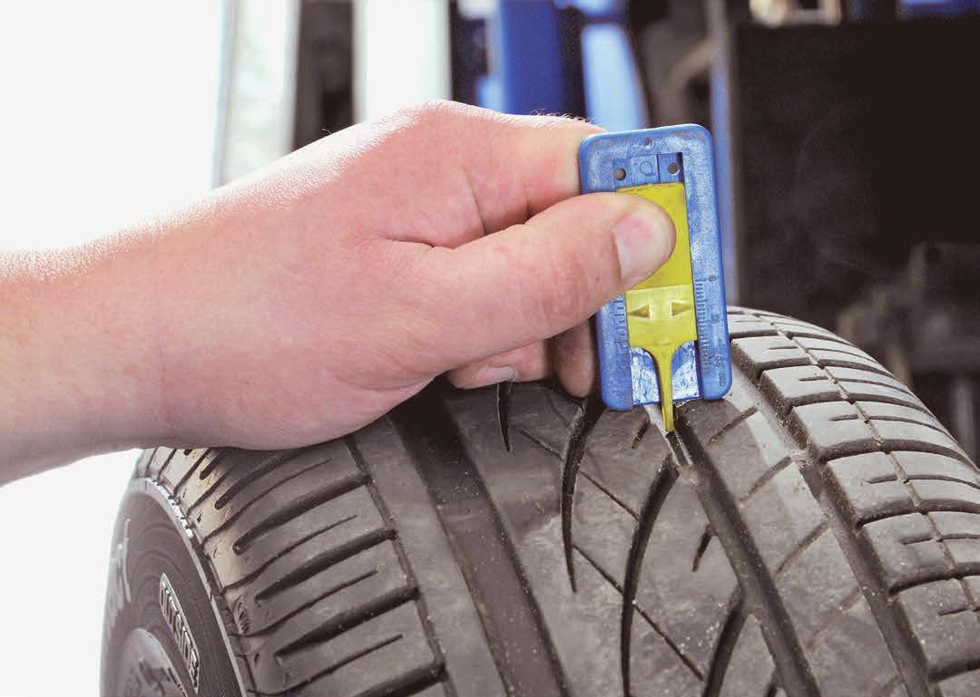 Experten raten, bei einer Profiltiefe von unter drei Millimetern einen Reifentausch vorzunehmen. Foto: djd/Kfzgewerbe Experten raten, bei einer Profiltiefe von unter drei Millimetern einen Reifentausch vorzunehmen. Foto: djd/Kfzgewerbe