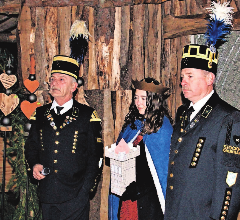 Antonia Renk verkörpert die Heilige Barbara. Mit im Bild: Vorsitzender Gerwin Eidloth und Detlef Heublein. Antonia Renk verkörpert die Heilige Barbara. Mit im Bild: Vorsitzender Gerwin Eidloth und Detlef Heublein.