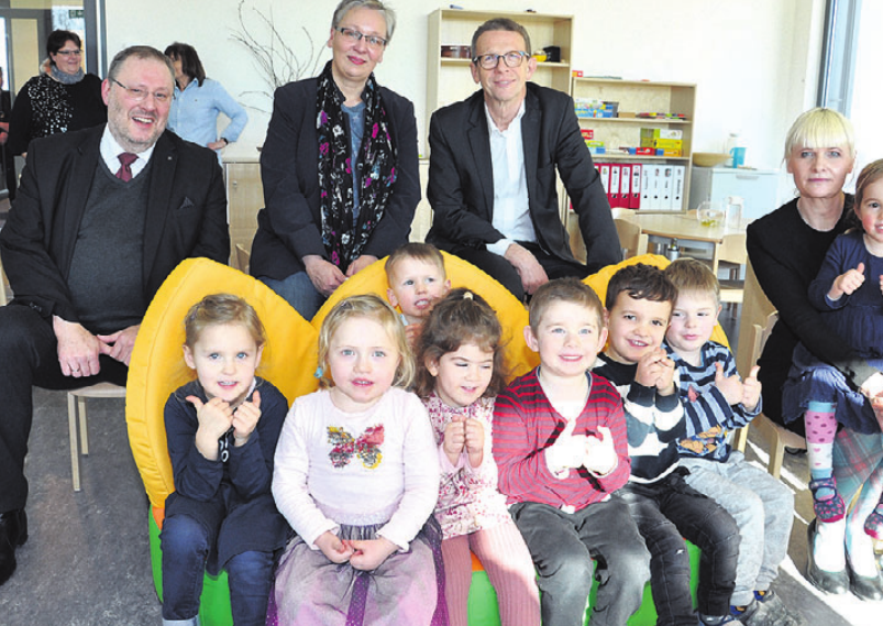 Dirk Bitterberg, Iris Bothe, Klaus Mohrs und Kita-Leiterin Astrid Weinrich mit Kindern der neuen AWO-Kita Wendschott (v. l.). Dirk Bitterberg, Iris Bothe, Klaus Mohrs und Kita-Leiterin Astrid Weinrich mit Kindern der neuen AWO-Kita Wendschott (v. l.).