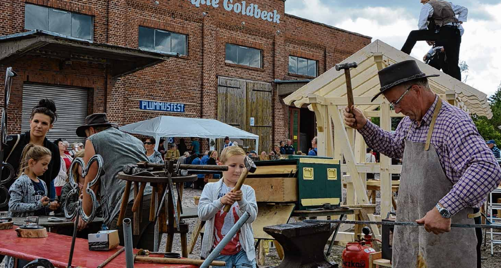 Die ehemalige Zuckerfabrik prägte früher Goldbeck als Arbeitgeber. Heute dient sie als Veranstaltungsort. Über die Grenzen des Ortes hinaus bekannt ist das jährliche Plummusfest. Archivbild: Karina Hoppe Die ehemalige Zuckerfabrik prägte früher Goldbeck als Arbeitgeber. Heute dient sie als Veranstaltungsort. Über die Grenzen des Ortes hinaus bekannt ist das jährliche Plummusfest. Archivbild: Karina Hoppe