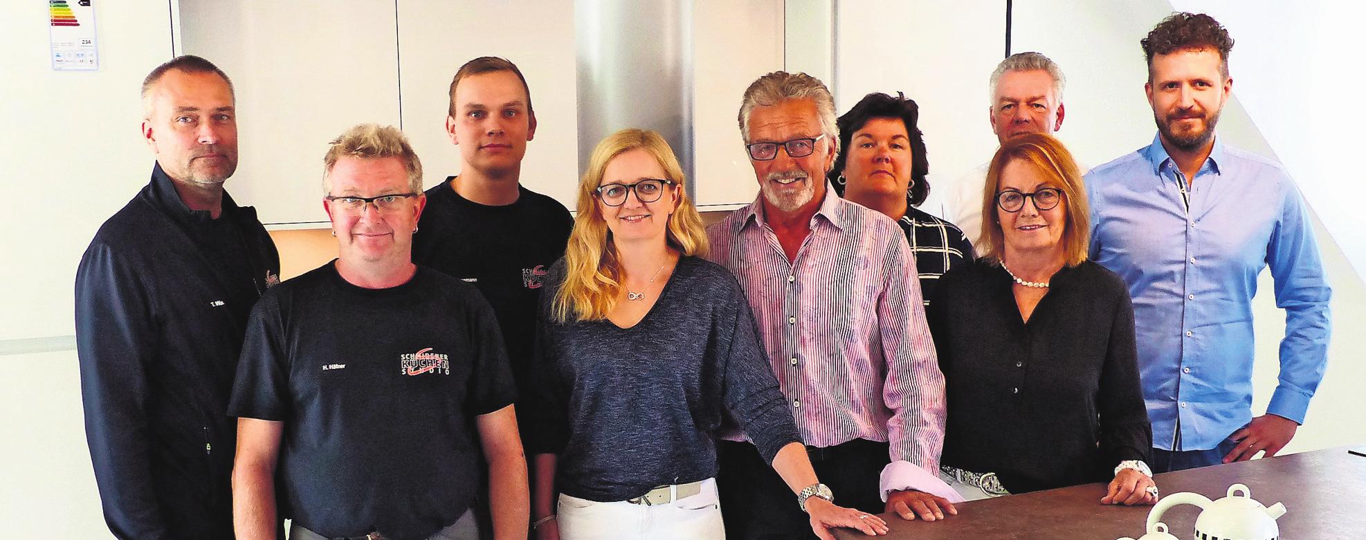 Das Team des Schmidener Küchenstudios: Torsten Walter (von links), Hagen Häfner, Bryan Klemm, Katja Holder, Hans-Peter Holder, Kirsten Kuhlmann-Blecher, Elisabeth Holder, Alexander Heim und Tony Vorhagen. Foto: kae Das Team des Schmidener Küchenstudios: Torsten Walter (von links), Hagen Häfner, Bryan Klemm, Katja Holder, Hans-Peter Holder, Kirsten Kuhlmann-Blecher, Elisabeth Holder, Alexander Heim und Tony Vorhagen. Foto: kae