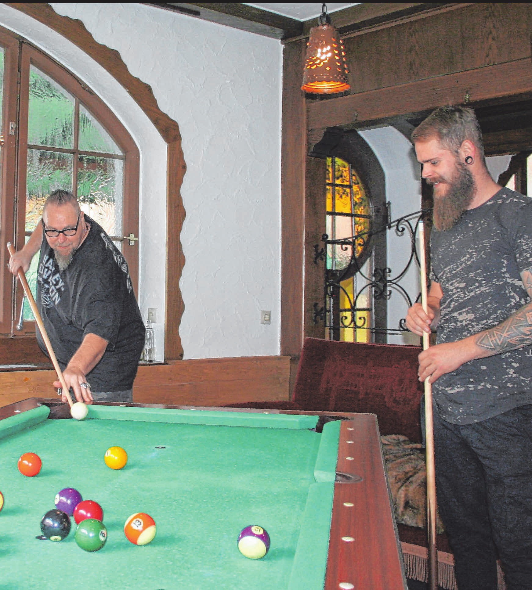 Die Wartezeit lässt sich gut bei einem Billard-Spiel überbrücken. Die Wartezeit lässt sich gut bei einem Billard-Spiel überbrücken.