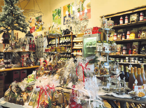 Viele gute Sachen für die Festtafel und zum Verschenken: Genussvoll hat wunderschöne Geschenktüten gepackt. Viele gute Sachen für die Festtafel und zum Verschenken: Genussvoll hat wunderschöne Geschenktüten gepackt.