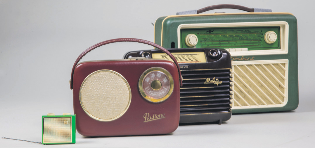 Auch unterwegs „on Air“ – Kofferradios in unterschiedlichsten Größen. Foto: Museum für Kommunikation Berlin | Bert Bostelmann, Bildfolio Frankfurt, 2020