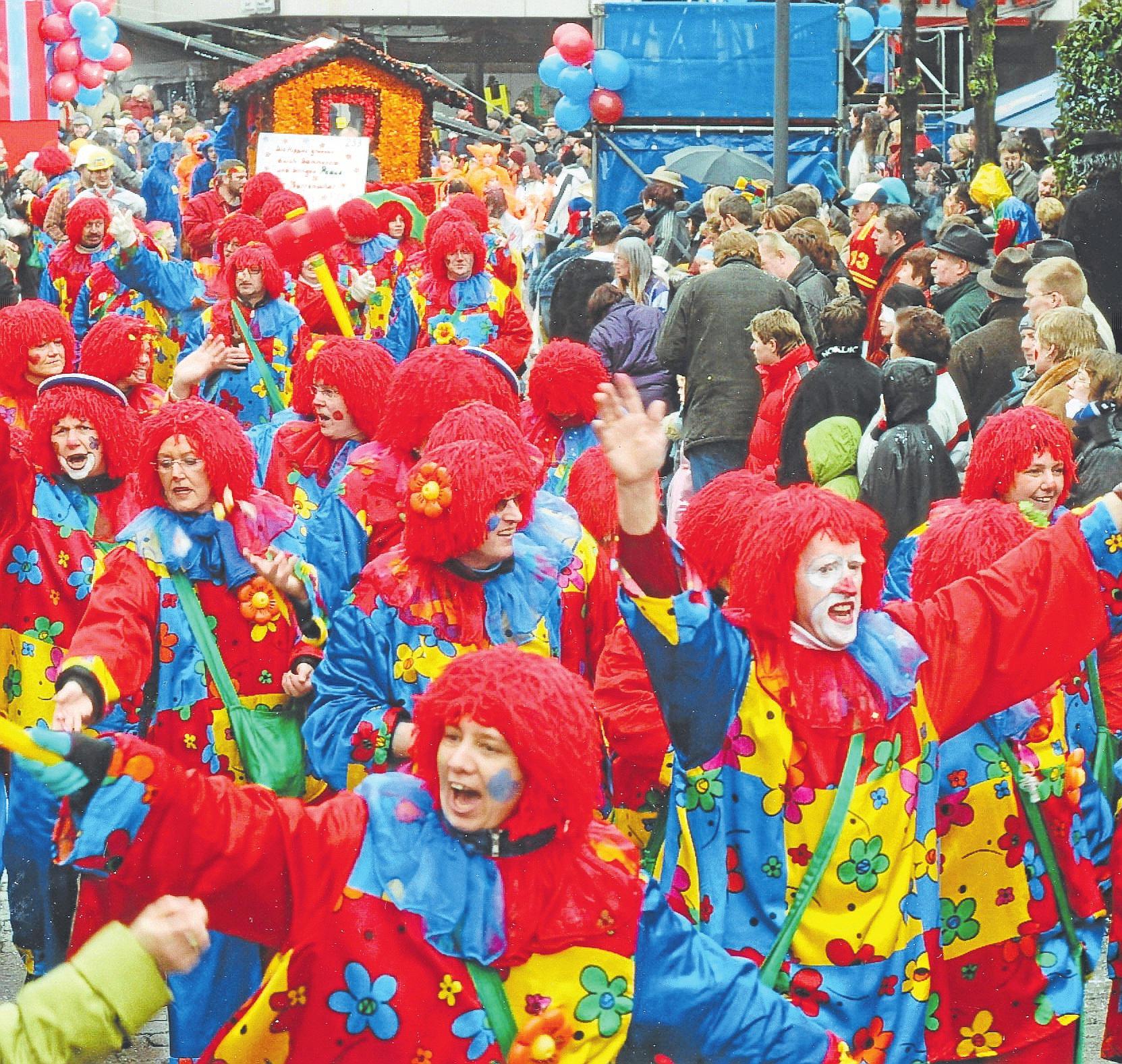 Damme ist kunterbunt: Hier ist ein Umzugsfoto aus dem Jahr 2005 zu sehen, mehrere Familien in einer Gruppe als Clowns verkleidet.