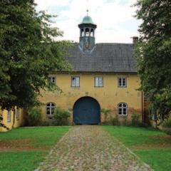 Das 1678 errichtete Torhaus befindet sich neben dem Parkeingang. Es ist – wie das gesamte Gut Jersbek – in Privatbesitz