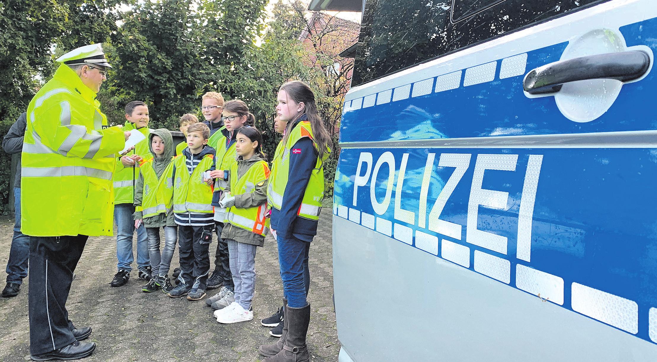Verkehrssicherheitsberater Karsten Wiechmann mit den Schülern. Foto: Polizei Verkehrssicherheitsberater Karsten Wiechmann mit den Schülern. Foto: Polizei