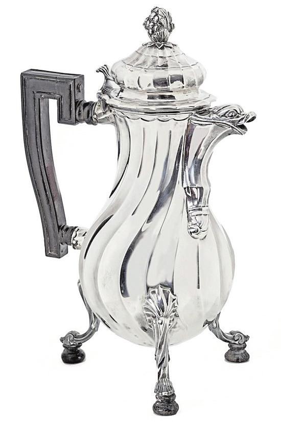 Grande cafetière en argent. Adjugée 2.700.