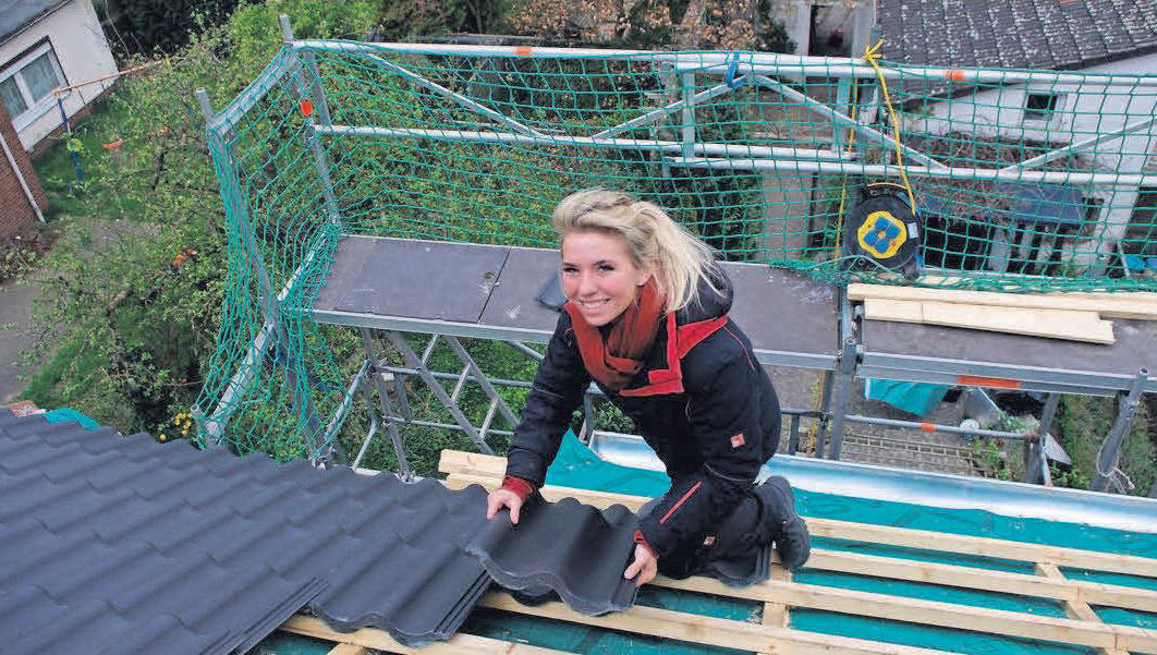 Dachdeckermeisterin und Firmenchefin Chiara Burgdorf bei der Arbeit auf dem Dach. Dachdeckermeisterin und Firmenchefin Chiara Burgdorf bei der Arbeit auf dem Dach.