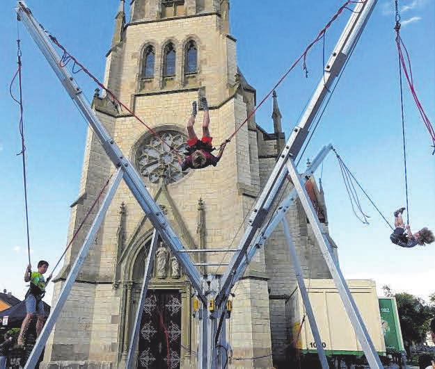 Bungeespringen vor der Kirche. FOTO: FILMLIGA Bungeespringen vor der Kirche. FOTO: FILMLIGA
