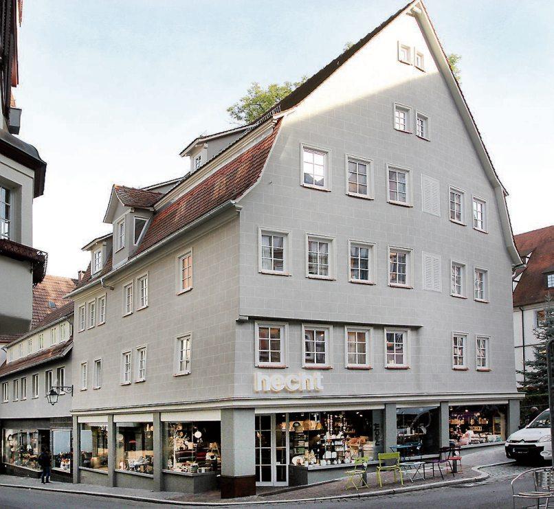 Klare Linien, zurückhaltend in der Farbgebung –so präsentiert sich die neue Fassade des stolzen Altstadthauses in der Tübinger Collegiumsgasse.