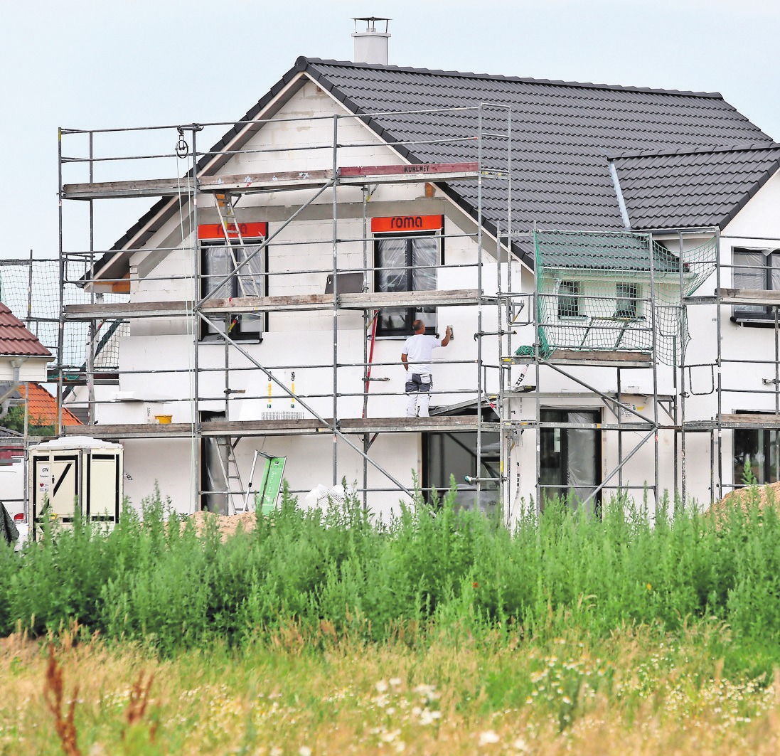 Hausbau: Die eigenen vier Wände gelten als gute Anlagemöglichkeit. FOTO: DPA Hausbau: Die eigenen vier Wände gelten als gute Anlagemöglichkeit. FOTO: DPA