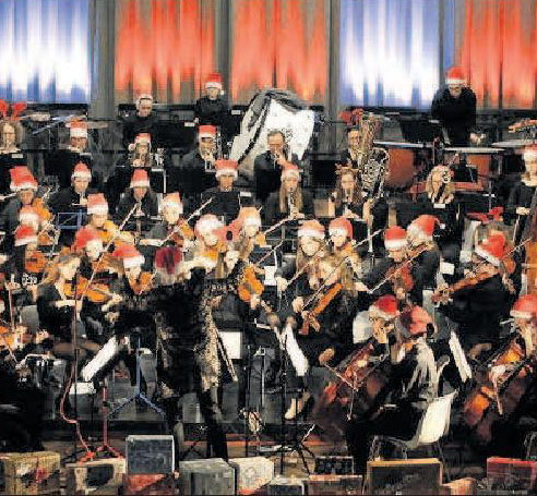 Mit roten Mützen am Instrument: Ein Teil des Jugendsinfonieorchesters der Musikschule Rhein-Pfalz-Kreis beim Auftritt in Limburgerhof im vergangenen Jahr. FOTO: WIES/FREI Mit roten Mützen am Instrument: Ein Teil des Jugendsinfonieorchesters der Musikschule Rhein-Pfalz-Kreis beim Auftritt in Limburgerhof im vergangenen Jahr. FOTO: WIES/FREI