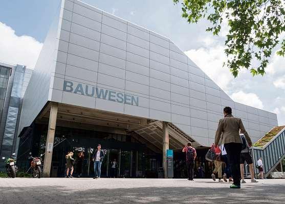 An der Beuth Hochschule für Technik Berlin absolvieren angehende Facility Manager den technischen Teil des interdisziplinären Studiengangs. FOTOS: BEUTH HOCHSCHULE (2) An der Beuth Hochschule für Technik Berlin absolvieren angehende Facility Manager den technischen Teil des interdisziplinären Studiengangs. FOTOS: BEUTH HOCHSCHULE (2)