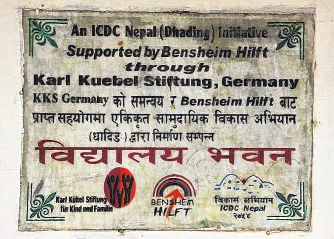 Ein Schild weist nach dem Erdbeben in Nepal auf die Hilfe aus Deutschland hin. Bild: Verein Ein Schild weist nach dem Erdbeben in Nepal auf die Hilfe aus Deutschland hin. Bild: Verein
