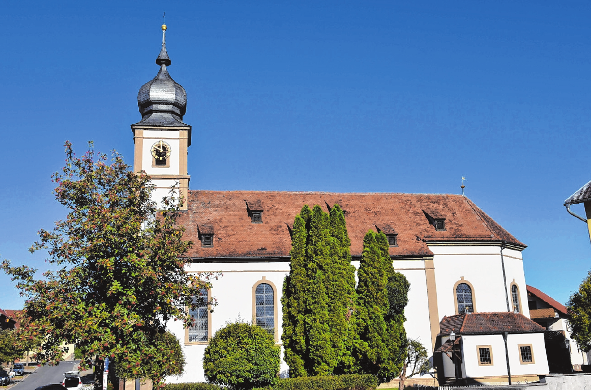 Im Zentrum von Dampfach steht die von 1801 bis 1802 im klassizistischen Stil erbaute St. Andreas-Kirche. FOTO: ULRIKE LANGER Im Zentrum von Dampfach steht die von 1801 bis 1802 im klassizistischen Stil erbaute St. Andreas-Kirche. FOTO: ULRIKE LANGER