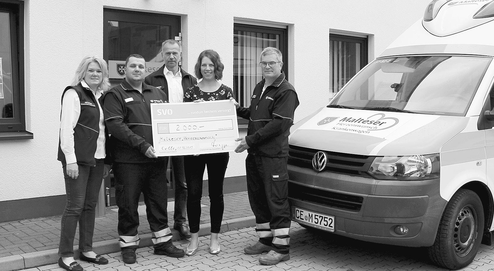 SVO-Betriebsratsvorsitzende Berenike Melhs (Zweite von rechts) übergab die Spende der SVO-Belegschaft an Antje Doß (von links), Joshua Stadie, Kai Diering und Michael Nowak vom Malteser Hilfsdienst. Foto: SVO/AR SVO-Betriebsratsvorsitzende Berenike Melhs (Zweite von rechts) übergab die Spende der SVO-Belegschaft an Antje Doß (von links), Joshua Stadie, Kai Diering und Michael Nowak vom Malteser Hilfsdienst. Foto: SVO/AR