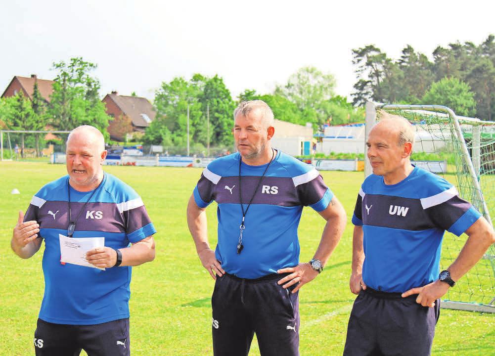 Kompetenz pur: Karsten Surmann (links) und sein Trainerteam kümmern sich um die Nachwuchskicker. Kompetenz pur: Karsten Surmann (links) und sein Trainerteam kümmern sich um die Nachwuchskicker.