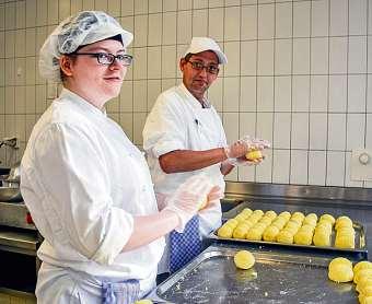 Für die Ausbildung zum Koch sucht sich der ALBBW Partnerbetriebe in der freien Wirtschaft. Azubis mit Behinderung bekommen so wichtige Praxiserfahrung. FOTO: ANDREAS THIELE Für die Ausbildung zum Koch sucht sich der ALBBW Partnerbetriebe in der freien Wirtschaft. Azubis mit Behinderung bekommen so wichtige Praxiserfahrung. FOTO: ANDREAS THIELE