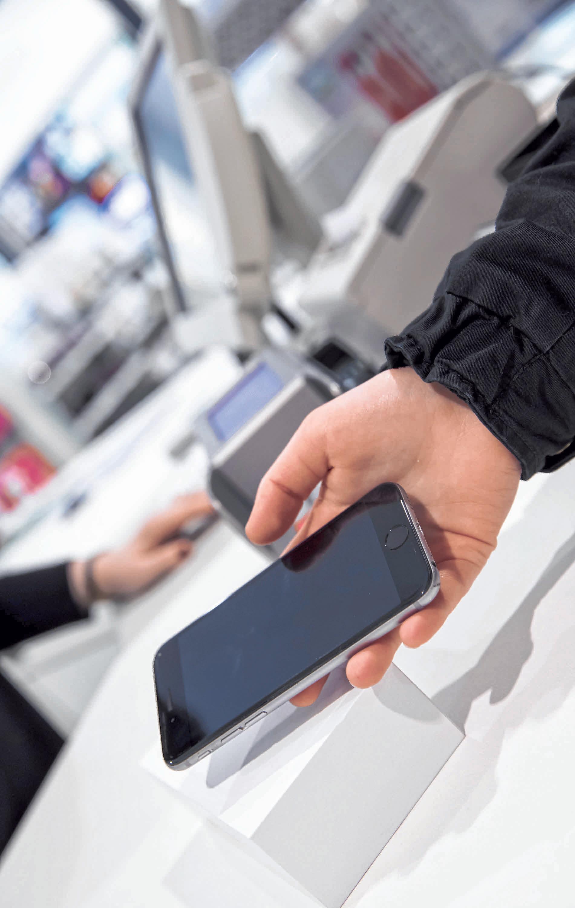 Wer sein funktionstüchtiges, aber nicht gewolltes Smartphone-Geschenk im stationären Handel umtauschen möchte, ist auf Kulanz angewiesen. FOTO: FLORIAN SCHUH Wer sein funktionstüchtiges, aber nicht gewolltes Smartphone-Geschenk im stationären Handel umtauschen möchte, ist auf Kulanz angewiesen. FOTO: FLORIAN SCHUH