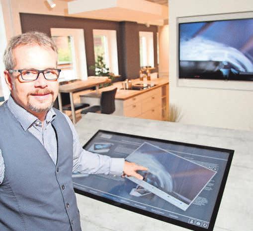 Timm Witthohn demonstriert die Küchenplanung am Computer Timm Witthohn demonstriert die Küchenplanung am Computer