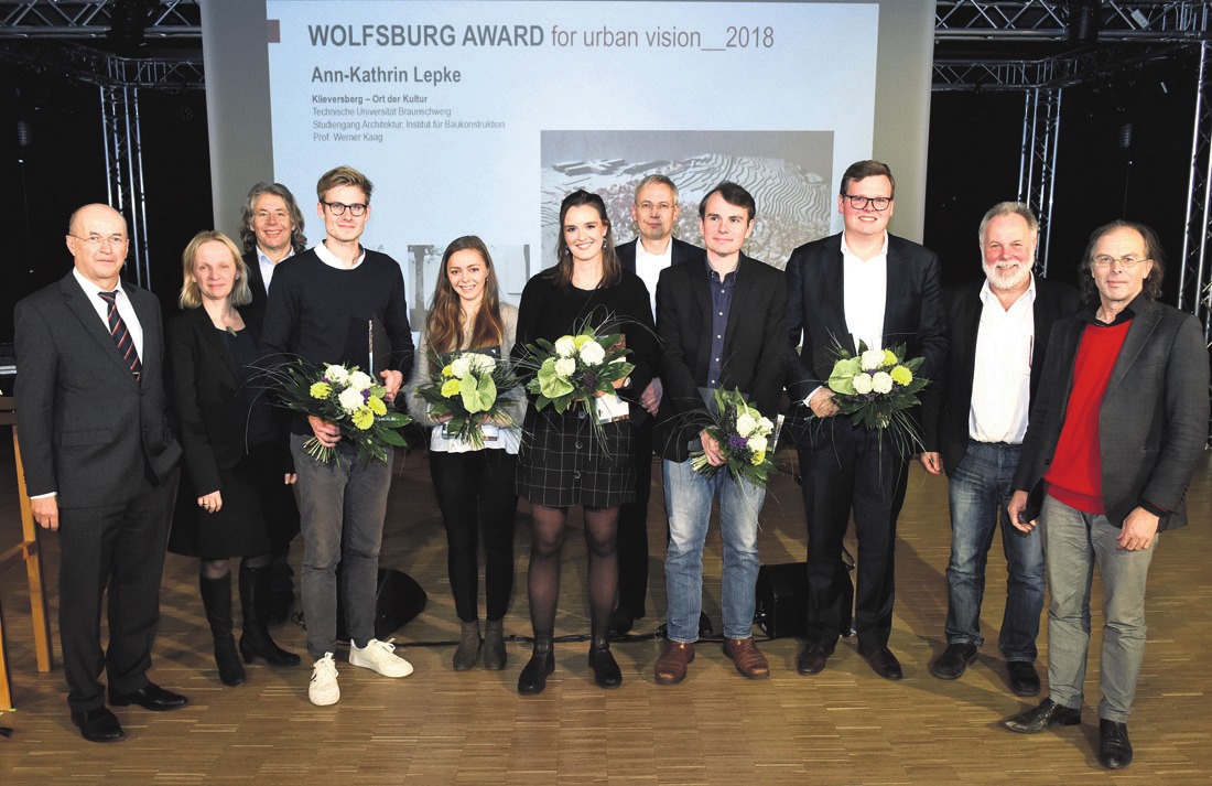 Die Preisträgerin Ann-Kathrin Lepke (mitte) unter weiteren ausgezeichneten Studenten und Preisgerichtsmitgliedern sowie Gastjuror Tristan Kobler (r.). Foto: Stadt Wolfsburg, Lars Landmann Die Preisträgerin Ann-Kathrin Lepke (mitte) unter weiteren ausgezeichneten Studenten und Preisgerichtsmitgliedern sowie Gastjuror Tristan Kobler (r.). Foto: Stadt Wolfsburg, Lars Landmann
