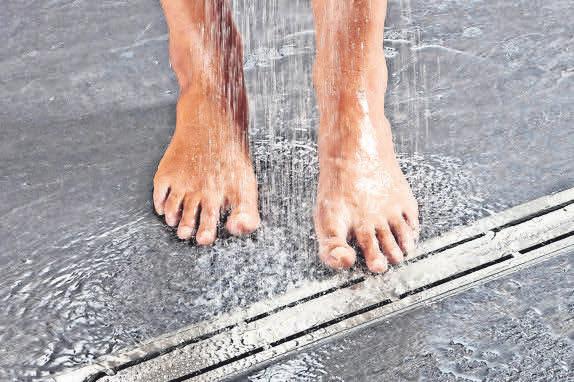 Barrierefreie Bäder bieten mehr Komfort für alle Familienmitglieder. Eine Vielzahl von Möglichkeiten erleichtern den Alltag im barrierefreien Badezimmer. FOTOS: R Barrierefreie Bäder bieten mehr Komfort für alle Familienmitglieder. Eine Vielzahl von Möglichkeiten erleichtern den Alltag im barrierefreien Badezimmer. FOTOS: R