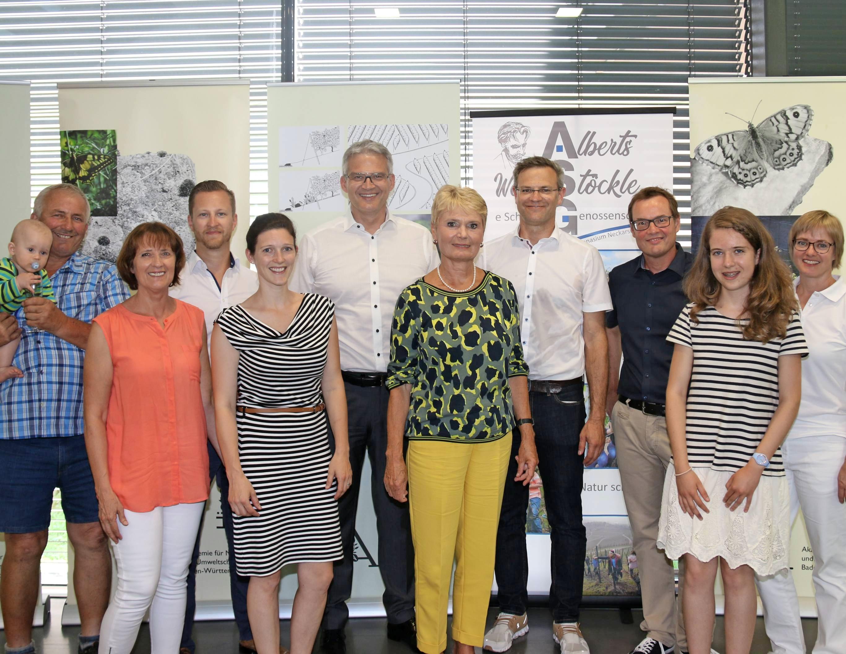 Im ASG traf Friedlinde Gurr-Hirsch (5. v. re.) Lehrer, Kocheltern und Schüler. Begrüßt wurde sie von Schulleiter Marco Haaf (4. v. re.) und OB Steffen Hertwig (6. v. re.). Im ASG traf Friedlinde Gurr-Hirsch (5. v. re.) Lehrer, Kocheltern und Schüler. Begrüßt wurde sie von Schulleiter Marco Haaf (4. v. re.) und OB Steffen Hertwig (6. v. re.).