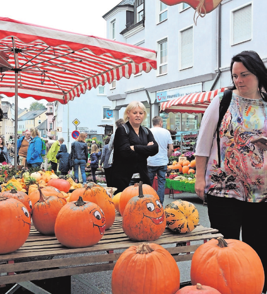 Auf dem Blumenmarkt gibt es Pflanzen und allerhand Kürbisse für herbstliche Dekorationen. Fotos: Sandra Hüttner Auf dem Blumenmarkt gibt es Pflanzen und allerhand Kürbisse für herbstliche Dekorationen. Fotos: Sandra Hüttner