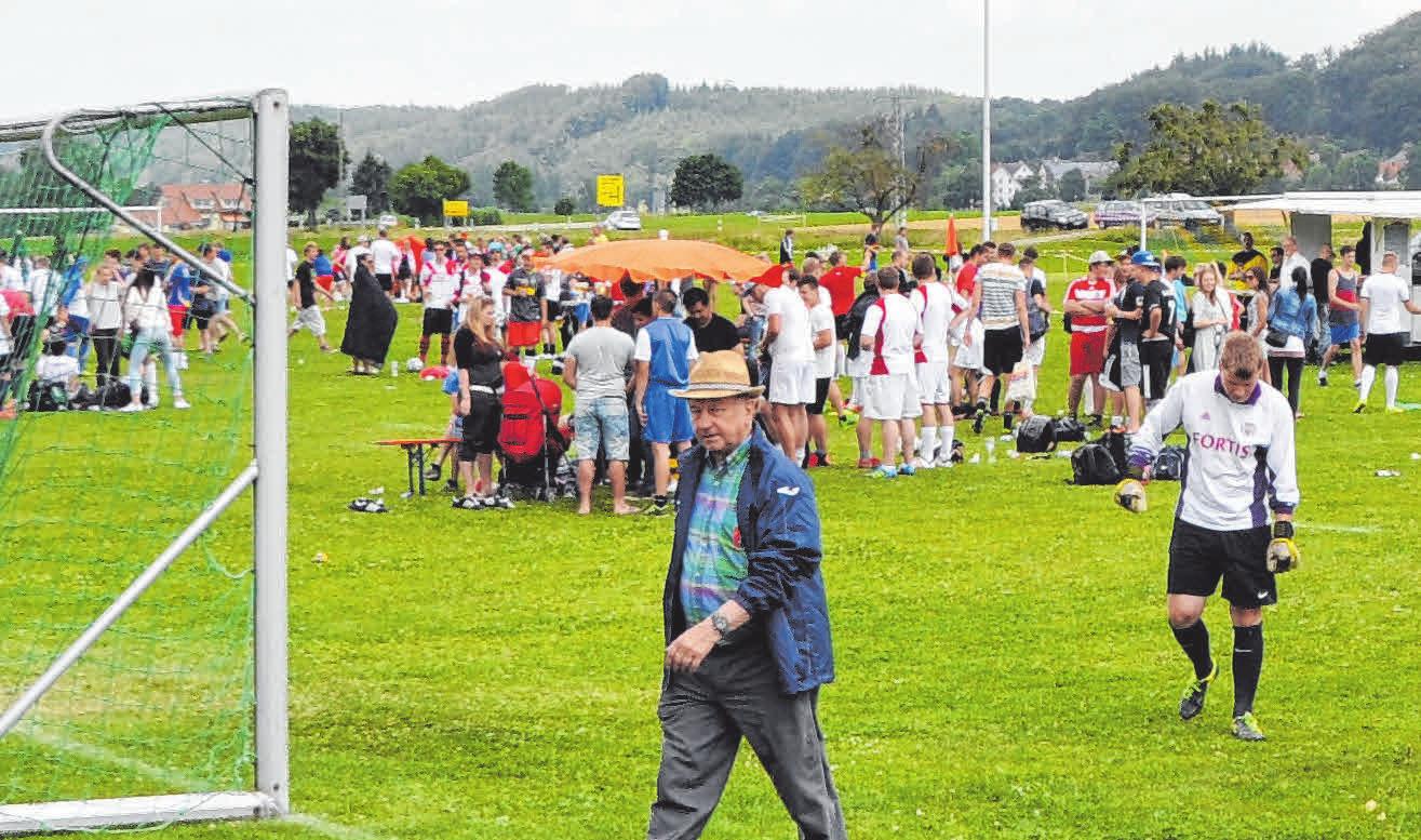Beim Elfmeterturnier in Alttann stehen rund 500 Schützen und 100 Mannschaften auf dem Platz. FOTOS: VERANSTALTER Beim Elfmeterturnier in Alttann stehen rund 500 Schützen und 100 Mannschaften auf dem Platz. FOTOS: VERANSTALTER