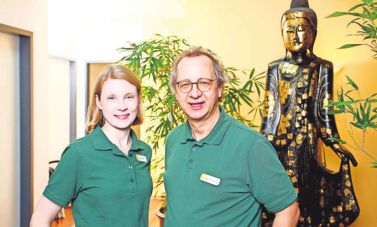 Dr. med Christian Wolff und Saskia R.Schäfer, die neue Fachärztin für Allgemeinmedizin, in der hausund kinderärztlichen Praxis im Centrum Kohake. Dr. med Christian Wolff und Saskia R.Schäfer, die neue Fachärztin für Allgemeinmedizin, in der hausund kinderärztlichen Praxis im Centrum Kohake.