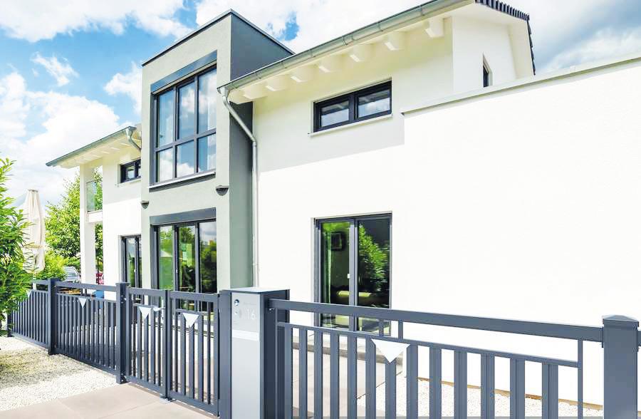 Stilvoller Empfang: Ein hochwertiger Zaun unterstreicht die Architektur des Eigenheims Foto: djd/GUARDI GmbH