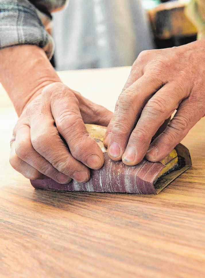 Je glatter der Untergrund, desto schöner wird die Lackierung. Das gelingt in verschiedenen Schritten mit Schleifpapier in unterschiedlicher Körnung. Je glatter der Untergrund, desto schöner wird die Lackierung. Das gelingt in verschiedenen Schritten mit Schleifpapier in unterschiedlicher Körnung.