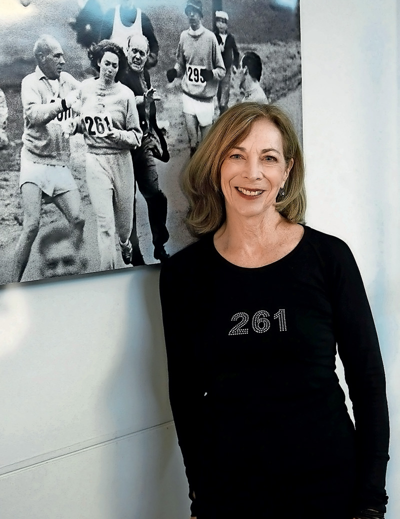Immer wieder Startnummer 261: Kathrine Switzer (li.) vor dem historischen Foto (Boston-Marathon 1967) und beim Jubiläumslauf in Boston 2017 (re).