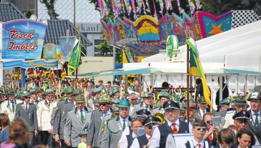 Fast 1000 Teilnehmer beteiligen sich am Schützenfestumzug.