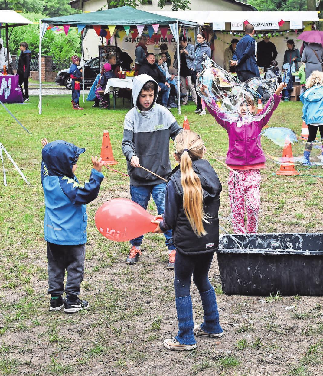 Neben dem bunten Programm können die Kinder ausgiebig spielen, basteln und entdecken. FOTOS (2): JULIANE WESER Neben dem bunten Programm können die Kinder ausgiebig spielen, basteln und entdecken. FOTOS (2): JULIANE WESER