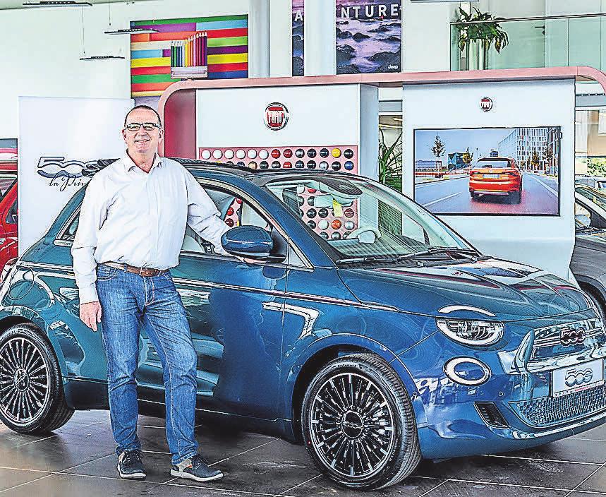 Olaf Wiesemann vom „Autohaus am Bungsberg“ in der Fackenburger Allee in Lübeck stellt den neuen Fiat 500 vor. Foto: hfr Olaf Wiesemann vom „Autohaus am Bungsberg“ in der Fackenburger Allee in Lübeck stellt den neuen Fiat 500 vor. Foto: hfr