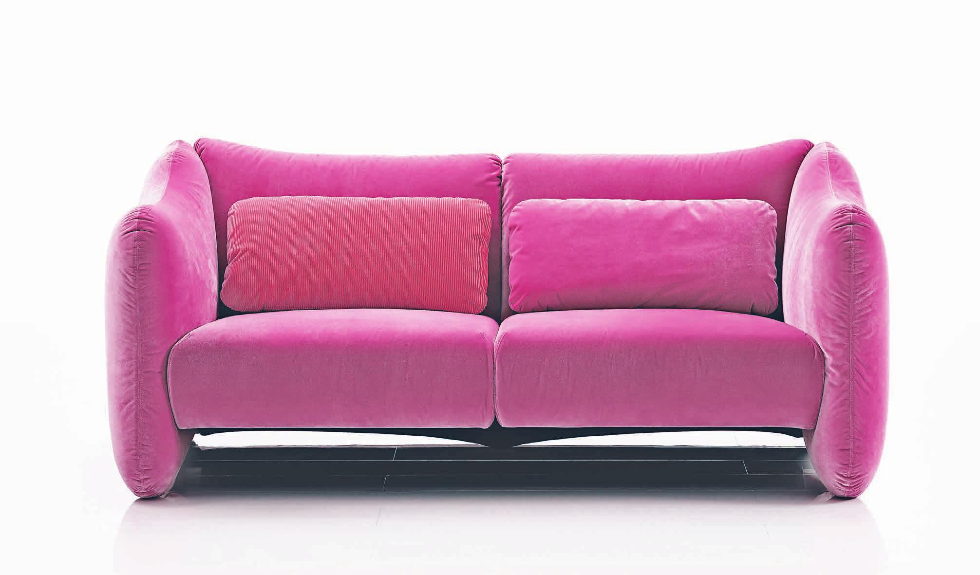 Sofa bongo bay von Brühl ist strahlend pink, hat abgerundete Ecken und einen Bezug aus weichem Samt. Foto: Michael Danner