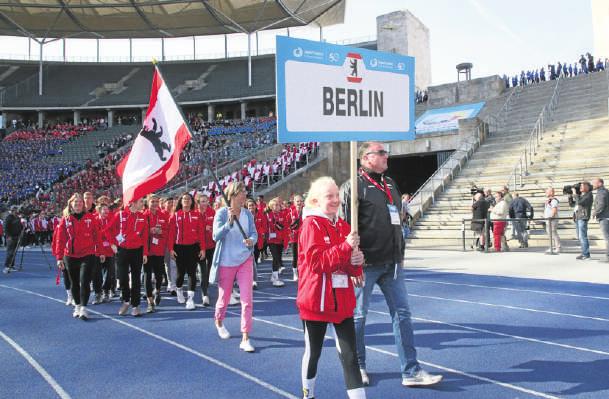Beim Einzug der Schulmannschaften durften natürlich auch die Berliner nicht fehlen. FOTO: WOLFGANG KUMM /PA/DPA Beim Einzug der Schulmannschaften durften natürlich auch die Berliner nicht fehlen. FOTO: WOLFGANG KUMM /PA/DPA