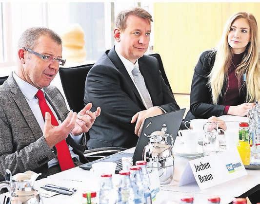 Die Finanzen der Stadt seien zu knapp, um selbst Bauland zu erwerben, sagt Jochen Braun (l.), Ressortleiter Bauen und Wohnen. Naja-Luisa Sophie Smolla (renaissance Immobilien und Beteiligungen Aktiengesellschaft, r.) sieht ohnehin ein ebenso großes Potenzial in der Sanierung von Bestandsimmobilien. Die Finanzen der Stadt seien zu knapp, um selbst Bauland zu erwerben, sagt Jochen Braun (l.), Ressortleiter Bauen und Wohnen. Naja-Luisa Sophie Smolla (renaissance Immobilien und Beteiligungen Aktiengesellschaft, r.) sieht ohnehin ein ebenso großes Potenzial in der Sanierung von Bestandsimmobilien.