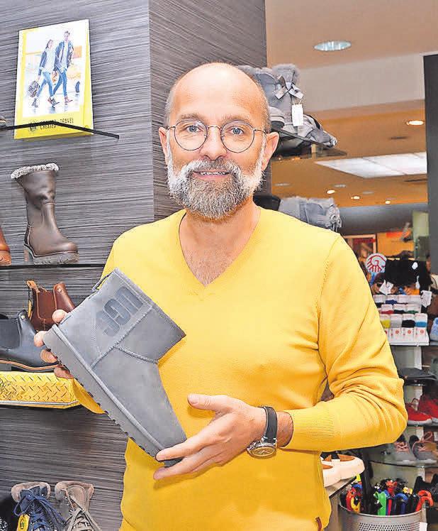 Inhaber Martin Polch präsentiert einen Winterstiefel von UGG aus gewachsenem Lammfell. Inhaber Martin Polch präsentiert einen Winterstiefel von UGG aus gewachsenem Lammfell.