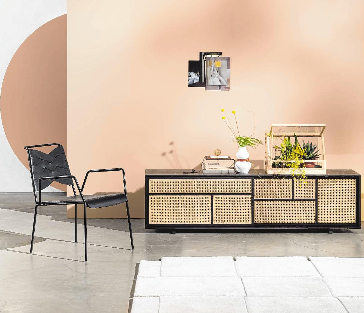 Das Wiener Gefelcht lässt Möbel leichter wirken. Auch Designer Mathieu Gustafsson nutzte es statt massiver Türen an der Kommode der Kollektion AIR für Design House Stockholm. BILD:DESIGN HOUSE STOCKHOLM/DPA-TMN Das Wiener Gefelcht lässt Möbel leichter wirken. Auch Designer Mathieu Gustafsson nutzte es statt massiver Türen an der Kommode der Kollektion AIR für Design House Stockholm. BILD:DESIGN HOUSE STOCKHOLM/DPA-TMN