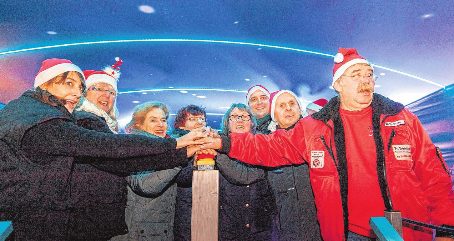 Spannungserwarteter Moment: Mit dem Drücken des roten Buzzers wird die Weihnachtsbeleuchtung auf dem Brücker Marktplatz eingeschaltet. Foto: König Spannungserwarteter Moment: Mit dem Drücken des roten Buzzers wird die Weihnachtsbeleuchtung auf dem Brücker Marktplatz eingeschaltet. Foto: König
